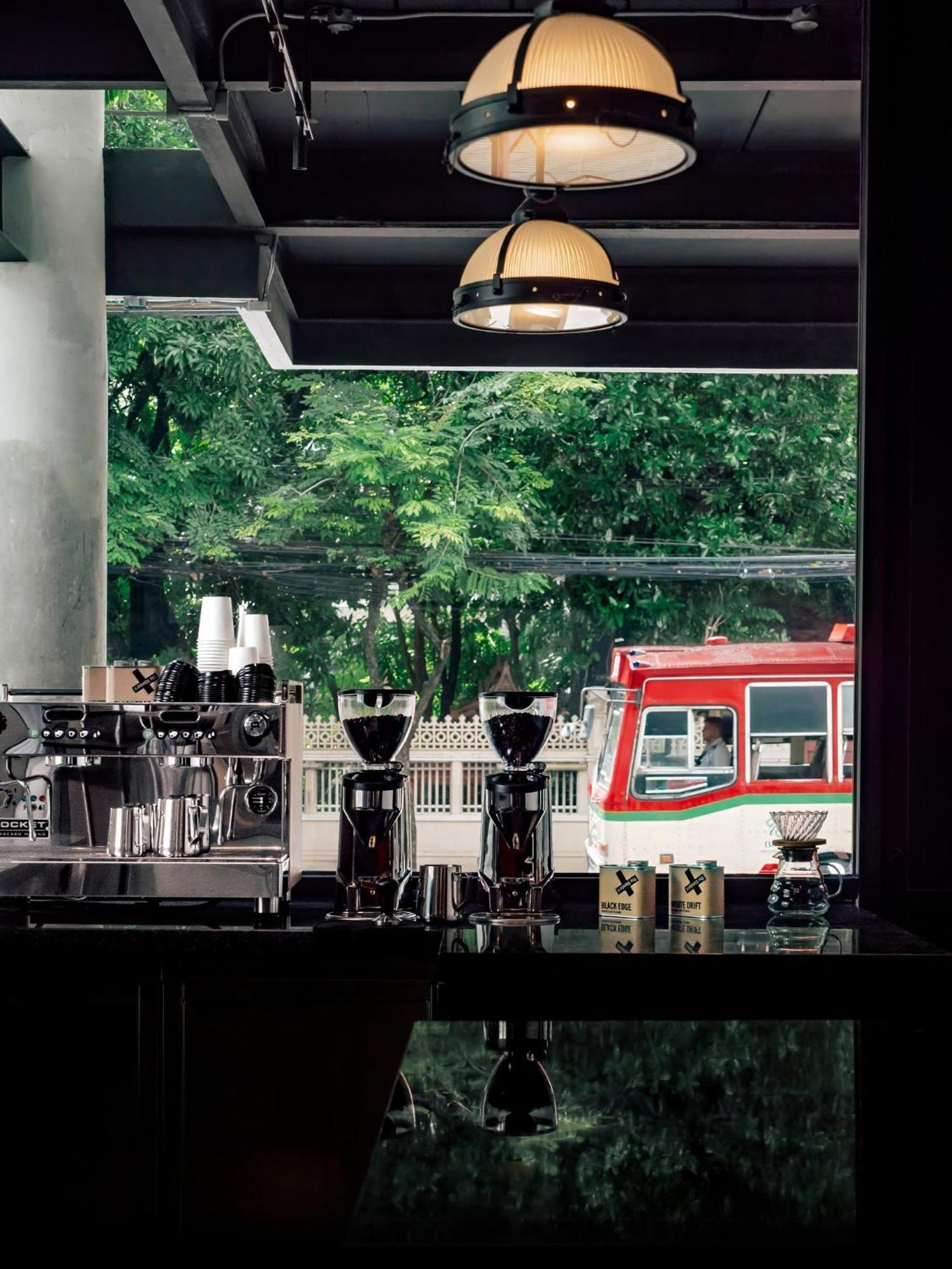 Отель The Standardx, Bangkok Phra Arthit Экстерьер фото